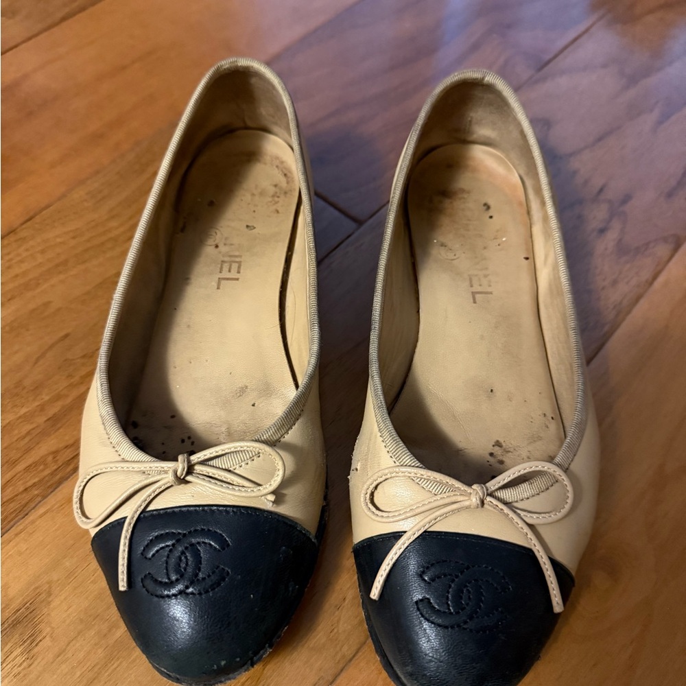 CHANEL Two-Tone Beige and Black Flats